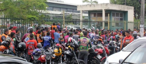 Mototaxistas fecham avenida Brasil para reivindicar mais vagas