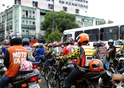 Mototaxistas tumultuam centro da cidade