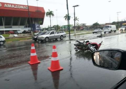 Moto é ‘atropelada’ por ônibus na Constantino Nery