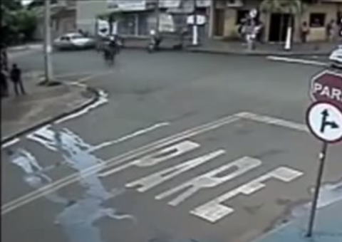 Espertinho se dá mal ao tentar empinar moto em cruzamento