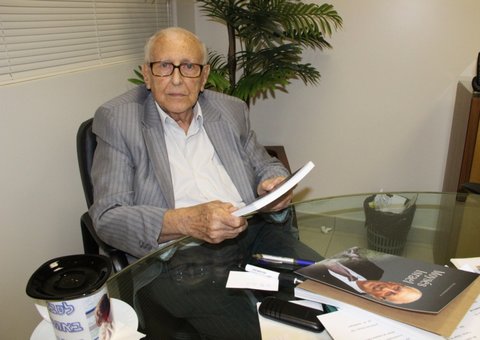 Fieam lança livro-homenagem a Moysés Israel