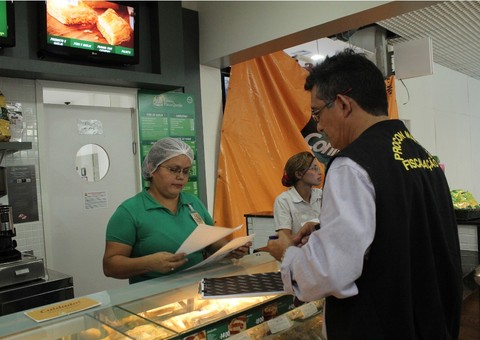 MPF e Procon Manaus investigam denúncia de abuso em preços de alimentos no aeroporto Eduardo Gomes