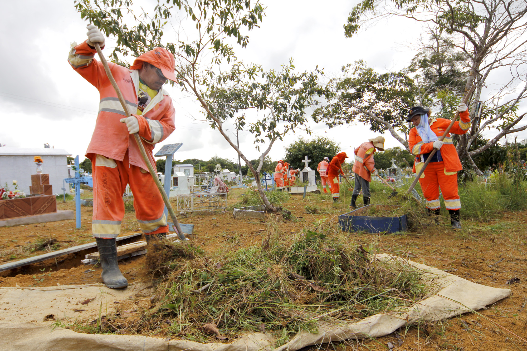 Prefeitura finaliza a preparação dos cemitérios para o Dia dos Finados