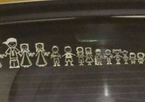  Quando Mr Catra decidiu colocar adesivos de família no carro...