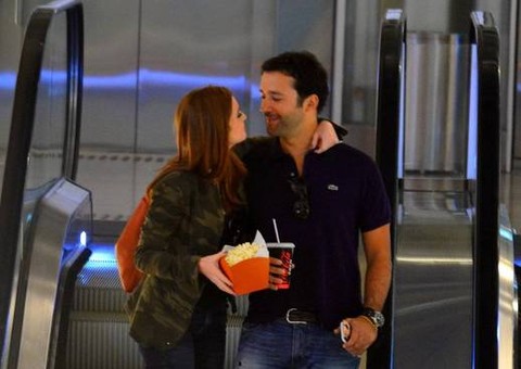 Marina Ruy Barbosa troca chamegos com namorado em shopping