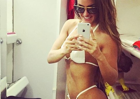 Carol Muniz usa esparadrapo para se bronzear e exibe corpão quase nua  