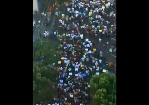Multidão trafega pacificamente pela Eduardo Ribeiro. Veja vídeo