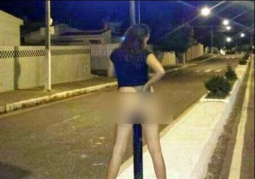 Mulher posa nua em avenida da Paraíba