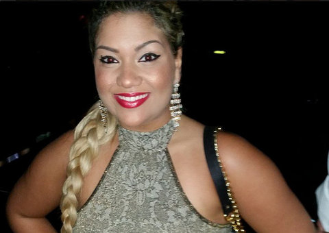 De sainha, Mulher Filé leva queda durante samba e mostra tudo