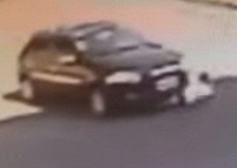  Mulher esquece freio de mão e é atropelada pelo próprio carro