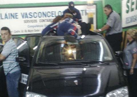 Mulher cai do 11º andar e escapa sem sofrer ferimentos graves