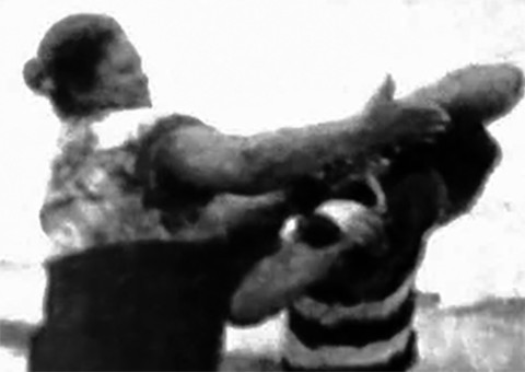 Salvo de ser linchado, ladrão apanha da mulher