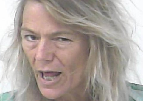 Mulher de 52 anos persegue novinho com uma faca após ele recusar sexo