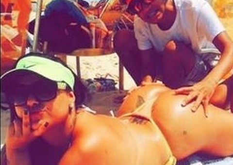  Fã massageia bumbum de Mulher Melancia na praia