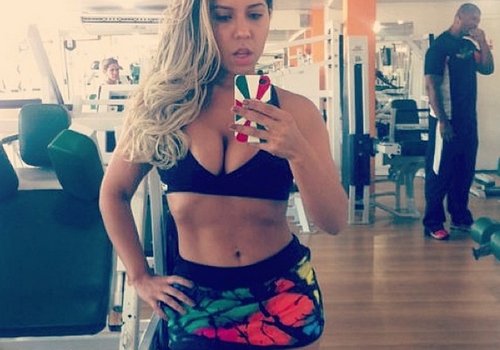 Mulher Melão sensualiza em academia e desperta furia de outras clientes