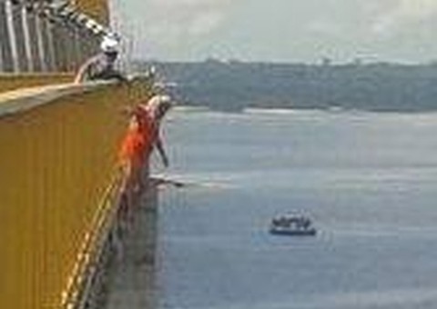 Mulher se atira da ponte Rio Negro e morre 