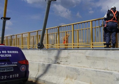 Veja imagens antes da mulher se jogar da ponte