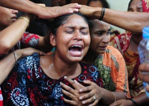 Número de mortos por desabamento de edifício em Bangladesh já supera os 500