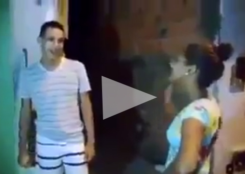 Mulher desafia carinha e leva porrada