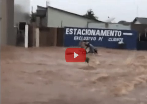 Homem deixa mulher ser levada pela enxurrada para salvar a moto