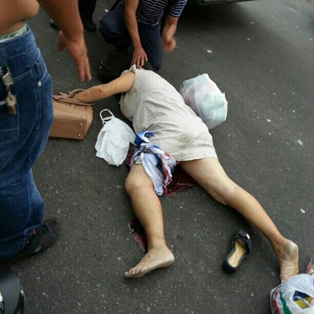 Mulher morre após cair da moto em buraco no Distrito Industrial