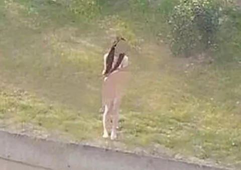 Mulher salta totalmente nua em rio quase congelado