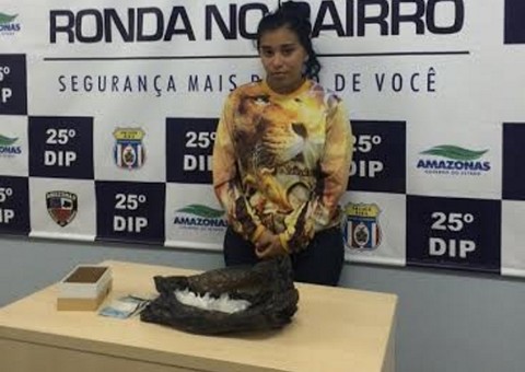 Mulher que escondia droga dentro de tubulação falsa é presa  
