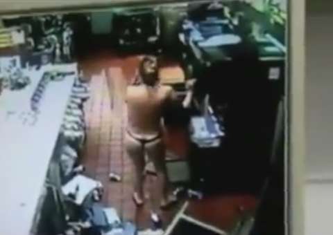 Mulher surta, tira a roupa e destrói lanchonete
