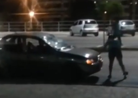 Mulher destrói o carro do namorado na Ponta Negra. Veja