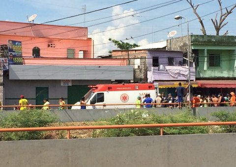 Por amor, mulher se joga em igarapé. Confira vídeo