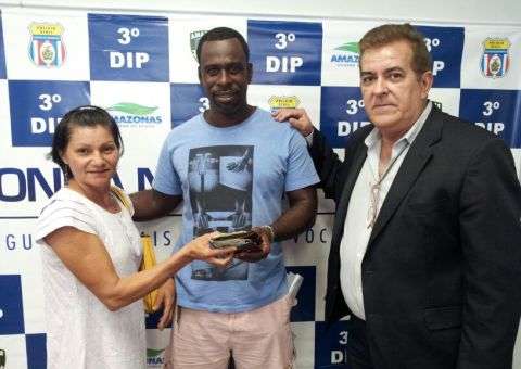 Professora encontra carteira com mais de R$ 2 mil e devolve ao dono