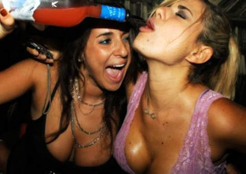 Jovem sai pra noitada e fica grávida após sexo com 25 homens e não sabe quem é o pai