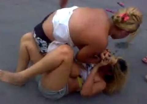 Na disputa por namorado, mulheres partem para o vale-tudo. Veja vídeo