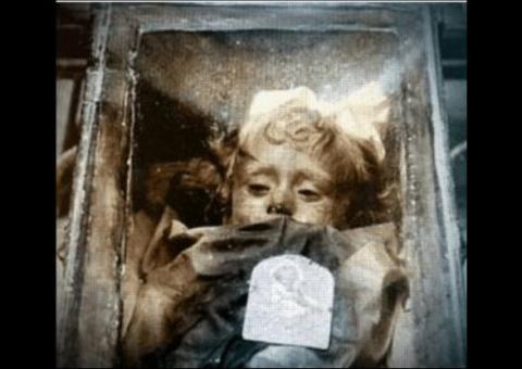 Menina mumificada abre e fecha os olhos diariamente