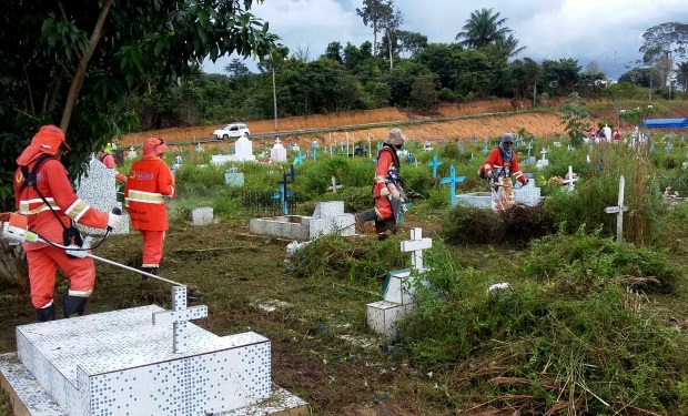 Cemitérios recebem mutirão de limpeza para o Dia das Mães