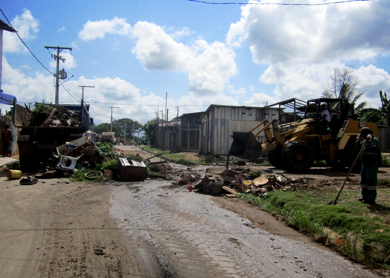 Mutirão de limpeza em Parintins retira 150 toneladas de entulho em três dias