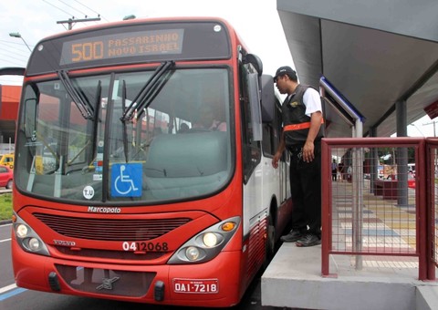 Ônibus articulados começam a trafegar na linha azul nesta terça-feira