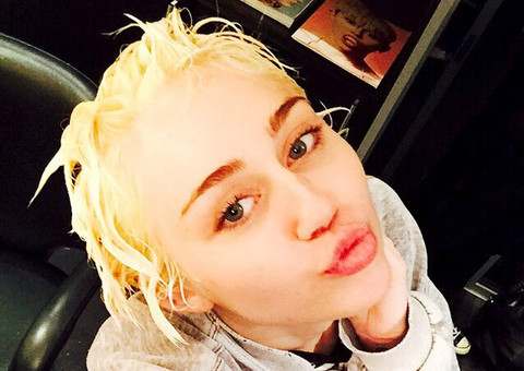 Miley Cyrus adota cabelo platinado e fica ainda mais loira 
