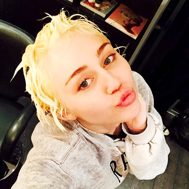 Miley Cyrus adota cabelo platinado e fica ainda mais loira 