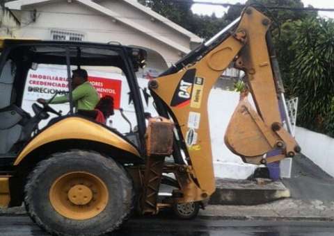 Trator desfila na Maceió enquanto operador fala ao celular