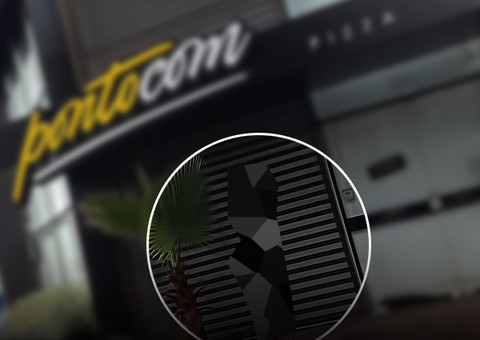 Casal é filmado fazendo sexo na frente de pizzaria durante o dia