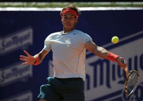 Nadal vence e avança às quartas em Barcelona