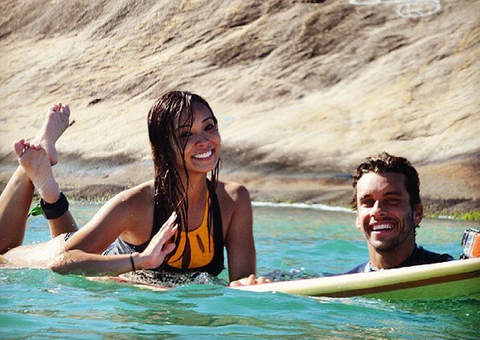 Carol Nakamura volta a posar com bonitão e fãs especulam sobre namoro