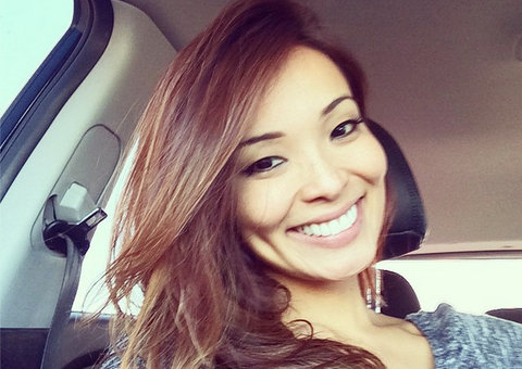 Solteira, Carol Nakamura sensualiza na internet