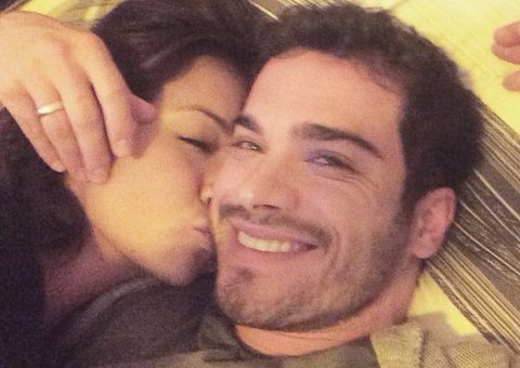 Carol Nakamura beija Sidney Sampaio e afasta boatos de separação