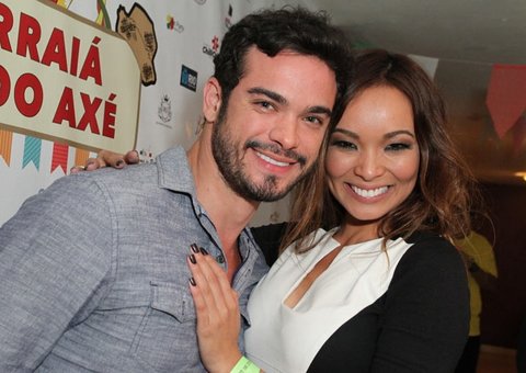 Carol Nakamura bate no noivo em avião e é expulsa de aeronave