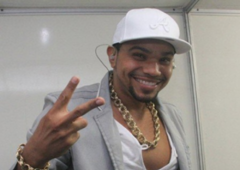 Naldo é vaiado ao ler letra do Hino Nacional em evento