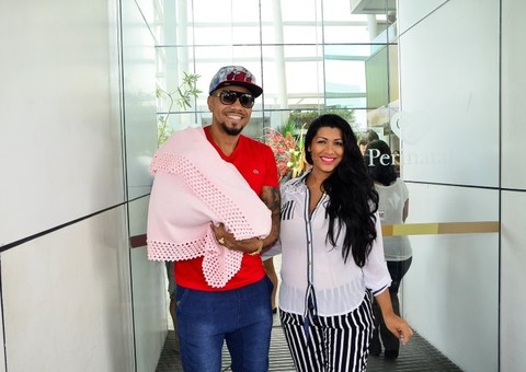 Foto da filha de Naldo e Moranguinho na maternidade é divulgada