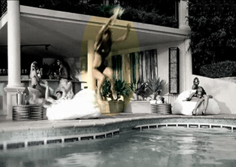 Garota quase é morta pelo namorado na piscina