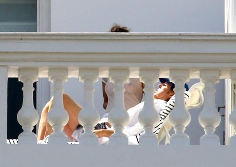 Mulher de Paul McCartney deixa seios à mostra em varanda de hotel